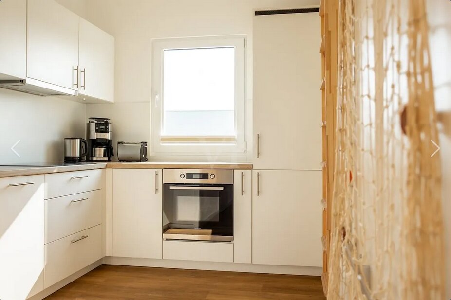 Einbauküche Tiny House Nachtigall Ostsee – Backofen, Kaffeemaschine und Herd