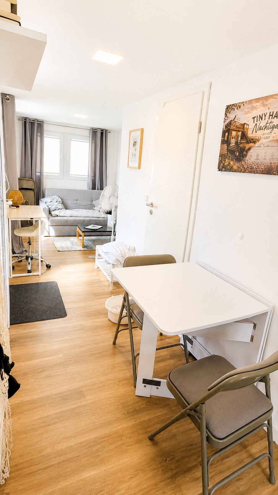 Wohnzimmer Tiny House Ostsee – Couch, Blick in Küche und Flur