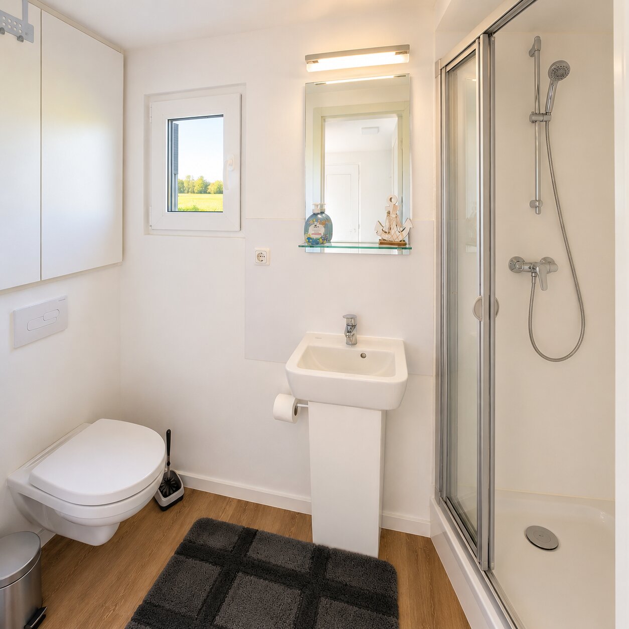Badezimmer Tiny House Nachtigall Ostsee – Dusche, WC und Waschbecken