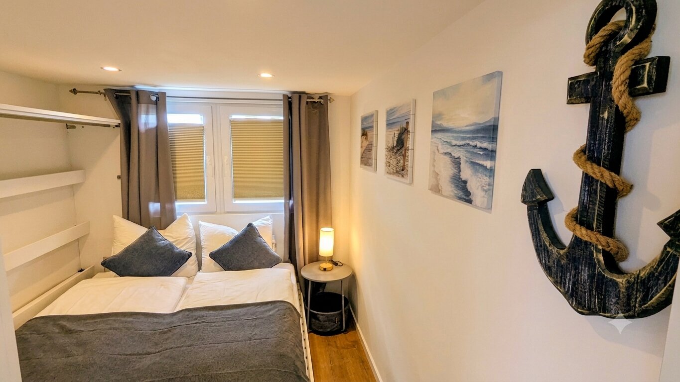 Schlafzimmer Tiny House Nachtigall Ostsee – Doppelbett mit blauen Kissen