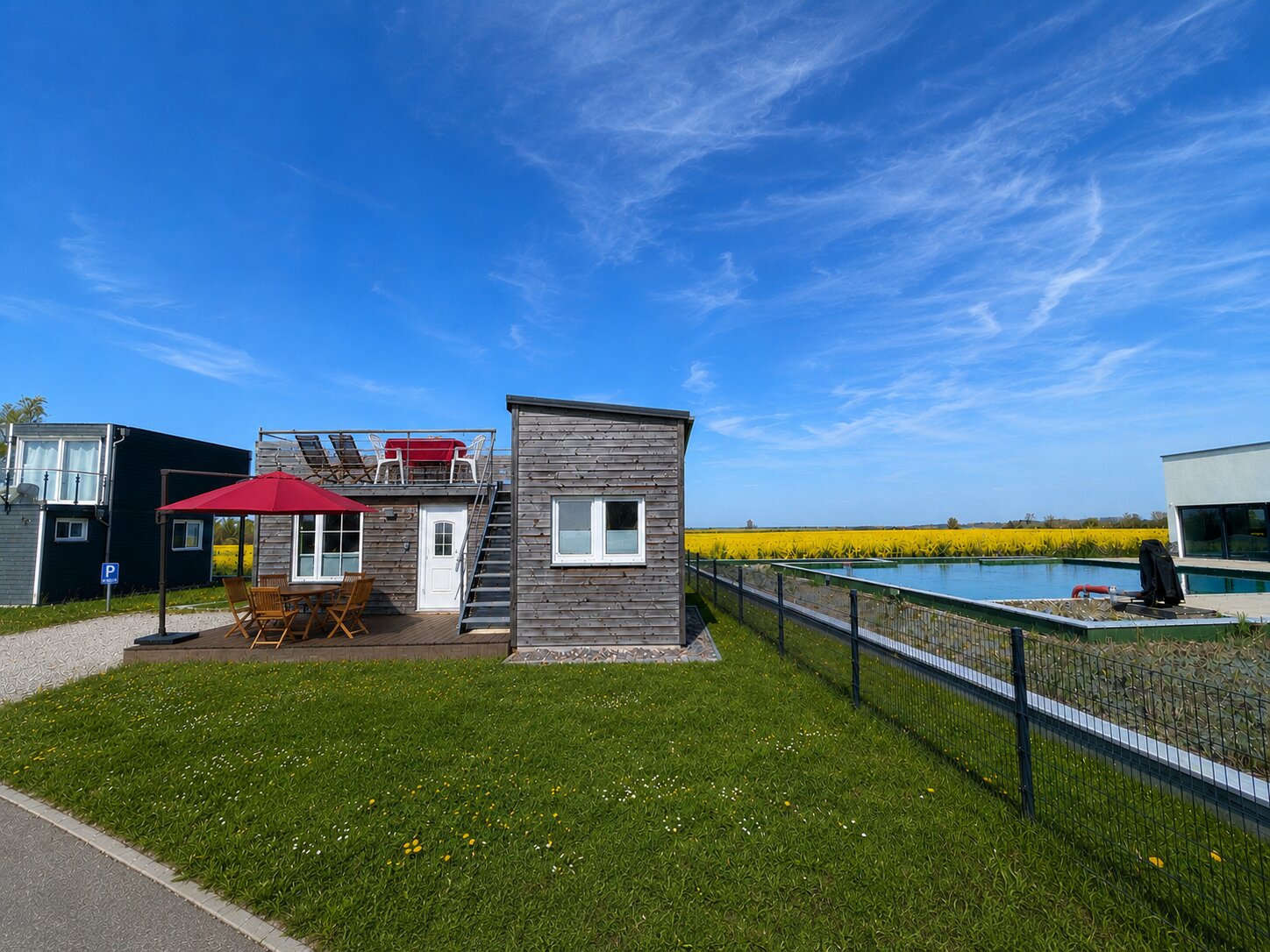 Luftaufnahme Tiny House Nachtigall Ostsee – Pool und Nachbarhaus von oben