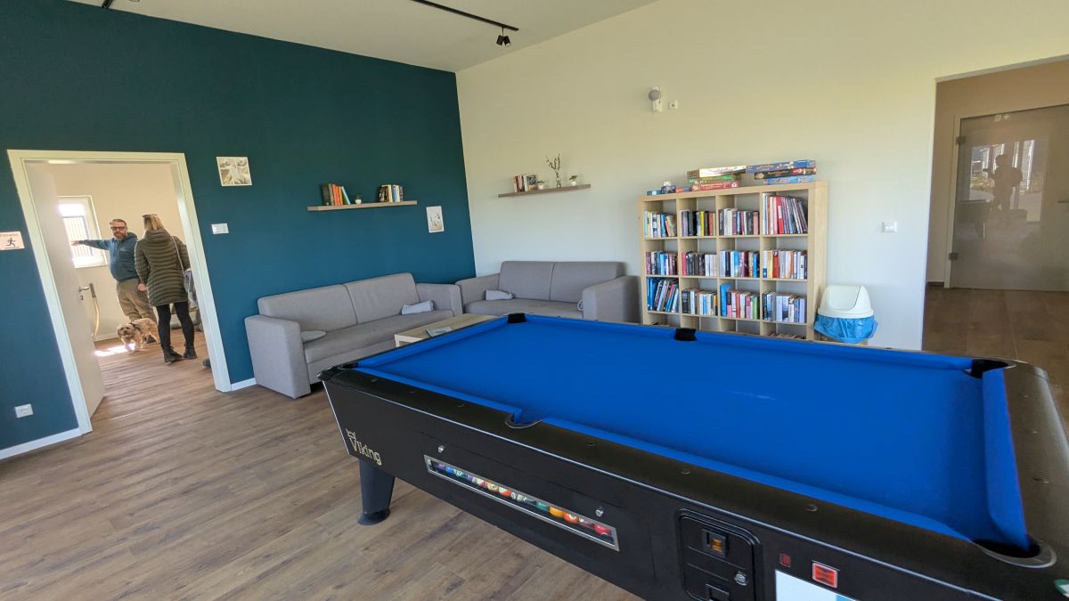 Billardraum Prima Resort Boddenblick – Billardtisch, Bibliothek und Gemeinschaftsbereich