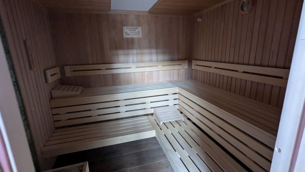 Saunakabine innen Prima Resort Boddenblick – Holzbänke Finnische Sauna