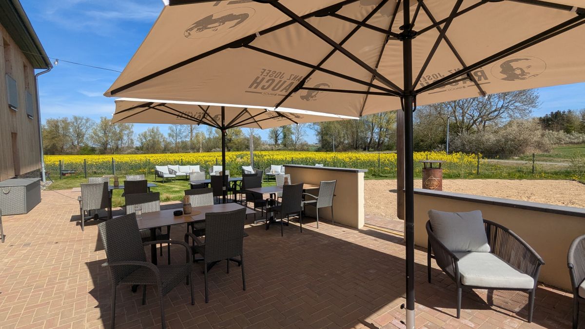 Restaurant Außenterrasse Prima Resort Boddenblick – Sitzplätze mit Rapsblüte Aussicht