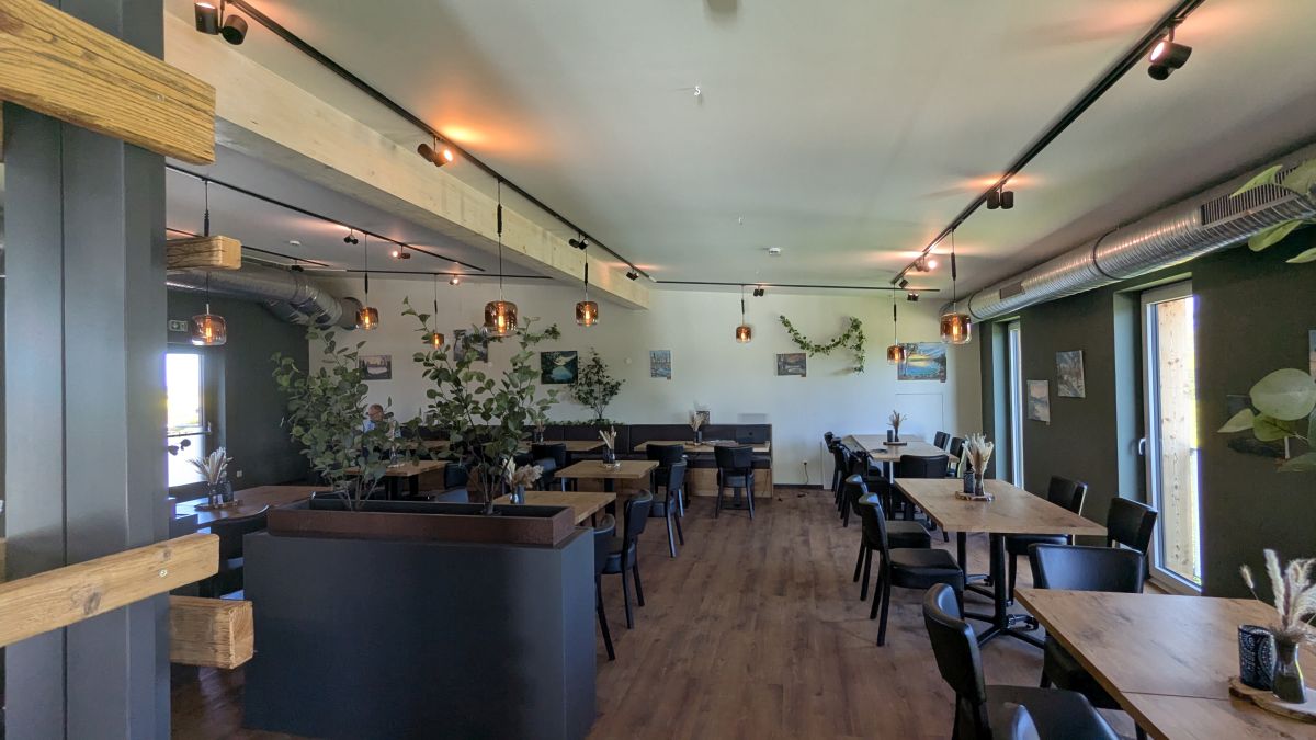 Restaurant Innenraum Prima Resort Boddenblick – gemütliche Tische und Atmosphäre