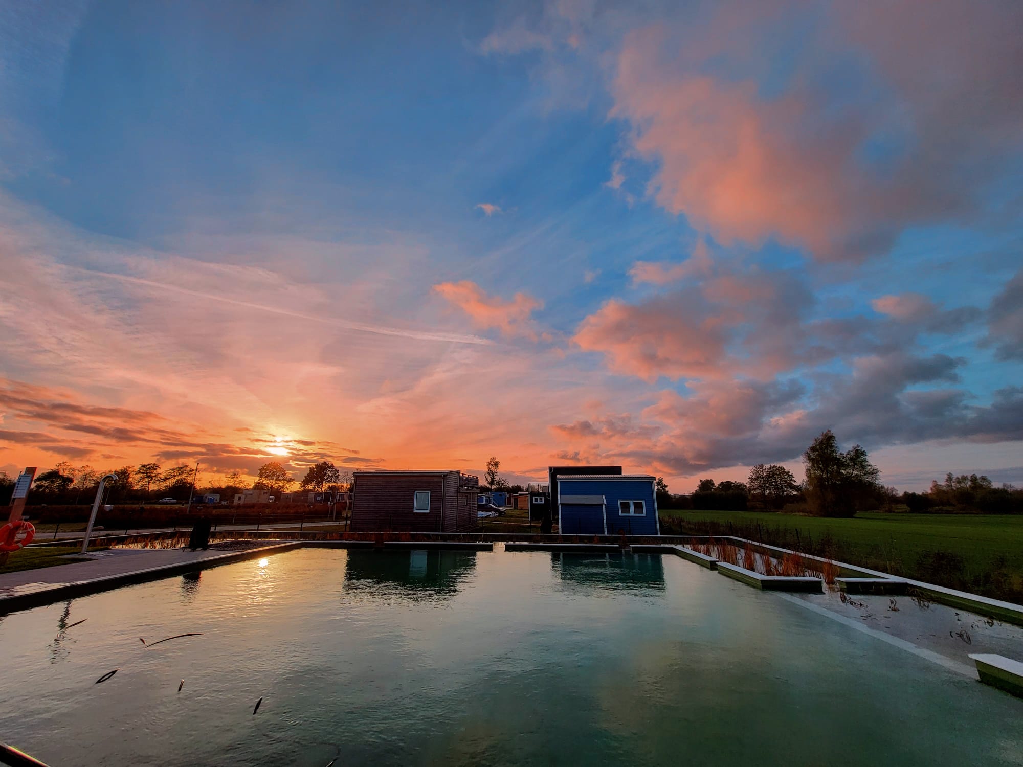 Dramatischer Sonnenuntergang am Pool – Prima Resort Boddenblick Tiny Houses Ostsee