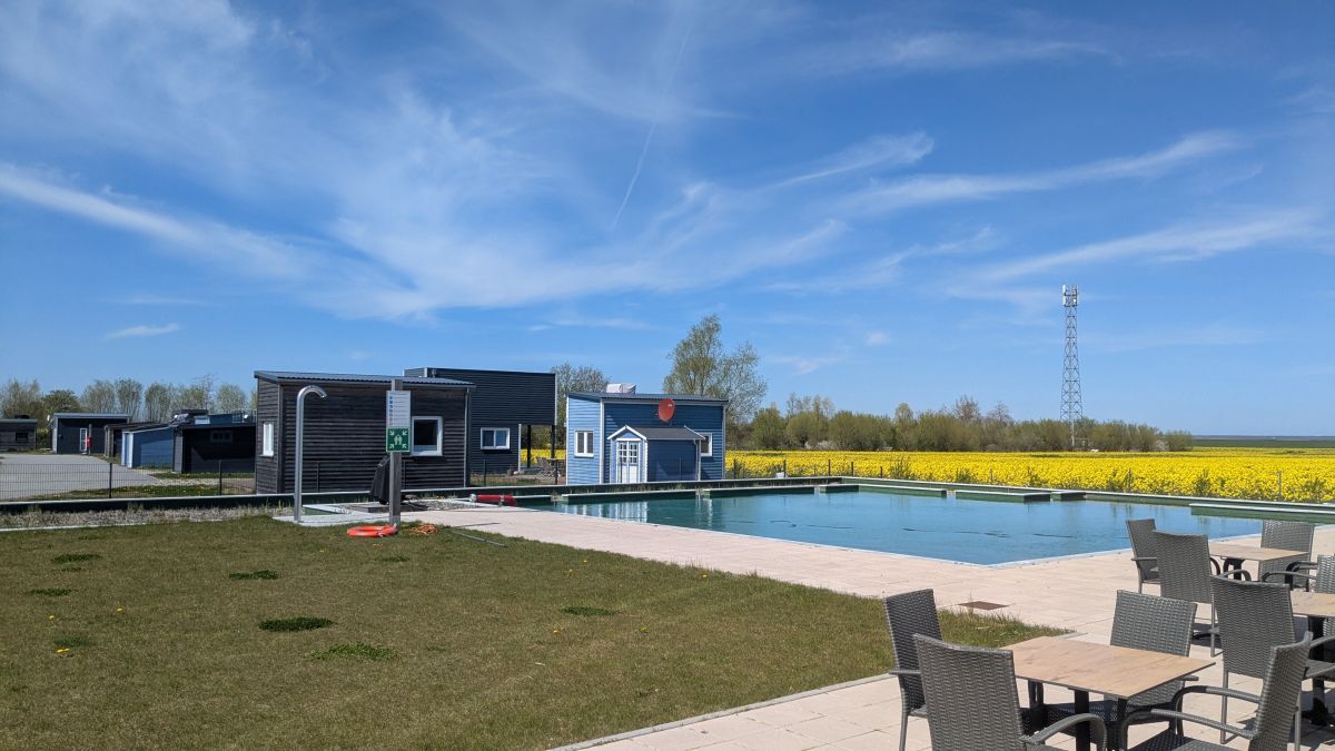 Naturpool Außenanlage Prima Resort Boddenblick – Tiny Houses im Rapsfeld Mecklenburg